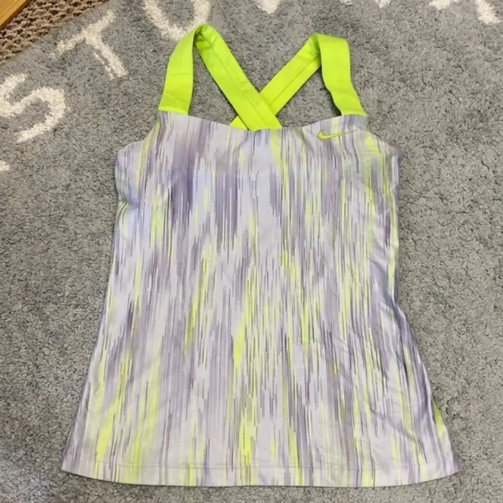Woman's Nike‎ top